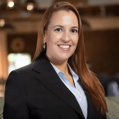 Mulher sorridente com roupa profissional em ambiente interno