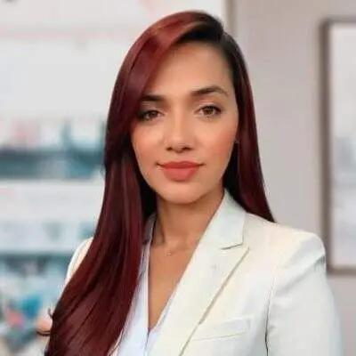 Mulher confiante com cabelo castanho-avermelhado em escritório