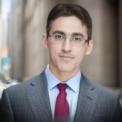 Homem de terno cinza e gravata vermelha