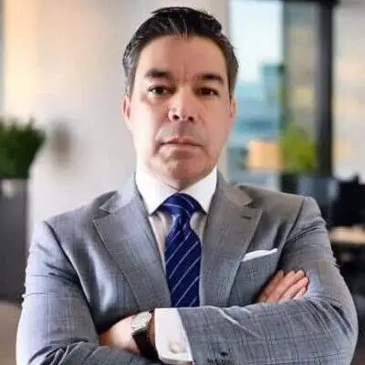 Homem de terno cinza em escritório moderno