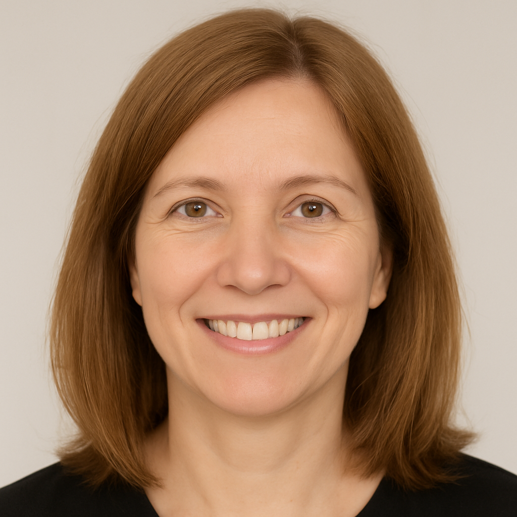 Mulher sorridente de cabelo castanho claro em retrato profissional com fundo neutro.