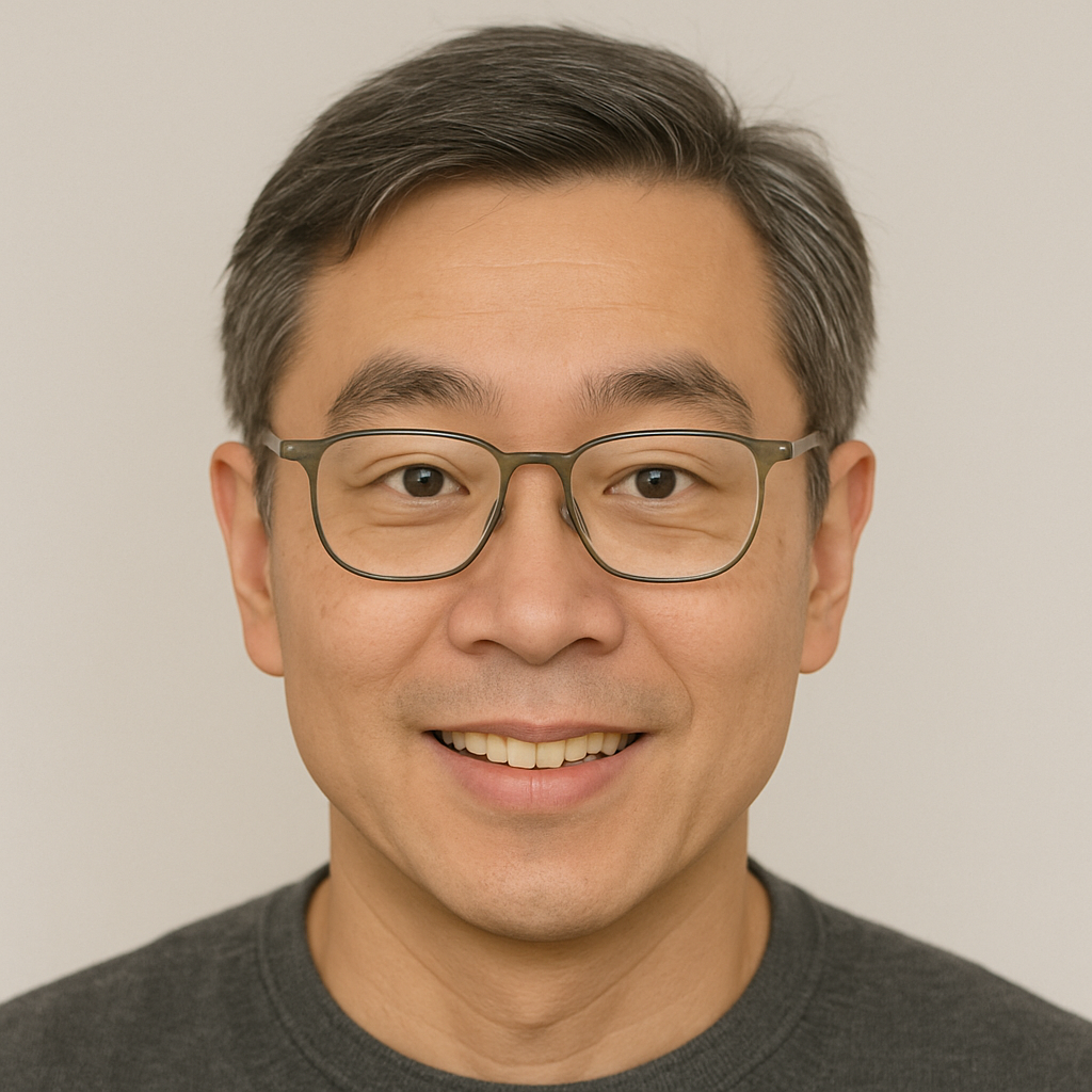 Homem de óculos e cabelo grisalho sorrindo, em retrato profissional com fundo neutro.