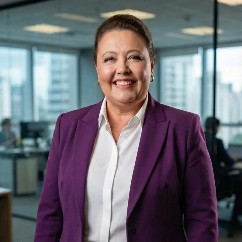 Mulher sorrindo em um escritório corporativo